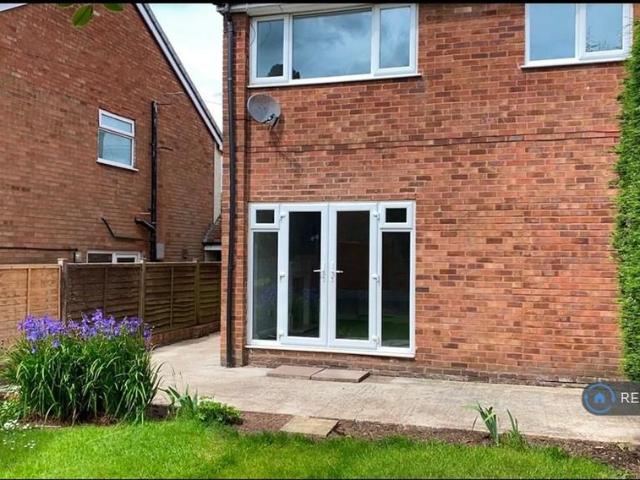 3 bedroom end of terrace house to rent