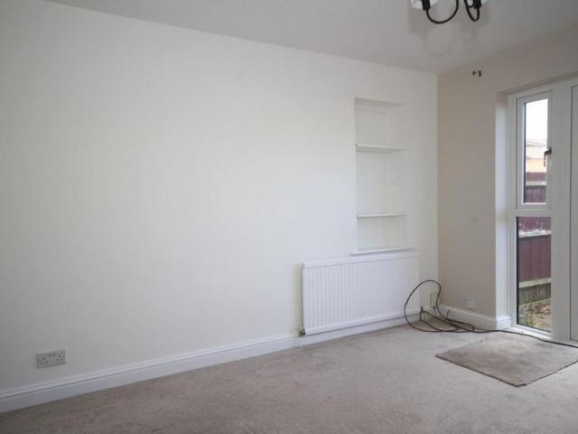 3 bedroom end of terrace house to rent
