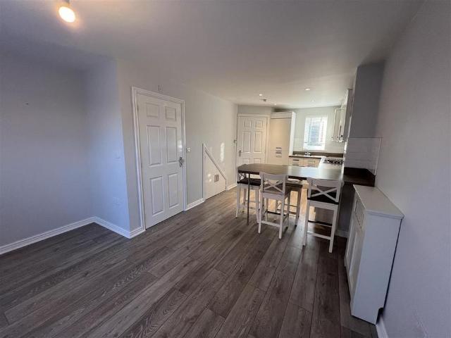 3 bedroom end of terrace house to rent