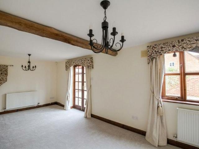 3 bedroom end of terrace house to rent