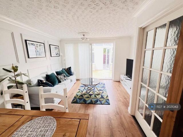 3 bedroom end of terrace house to rent