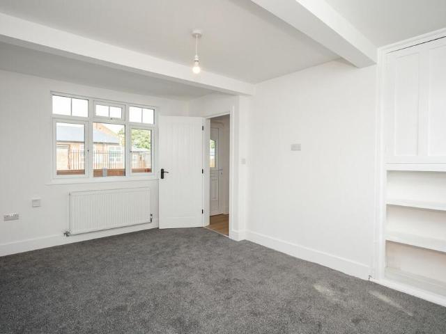 3 bedroom end of terrace house to rent
