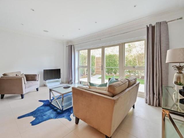 3 bedroom end of terrace house to rent