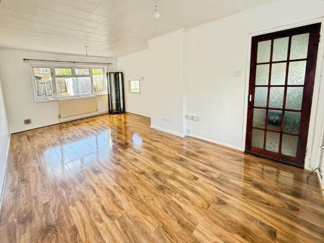 3 bedroom end of terrace house to rent