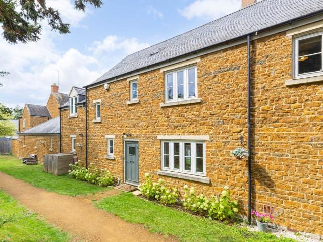 3 bedroom end of terrace house to rent
