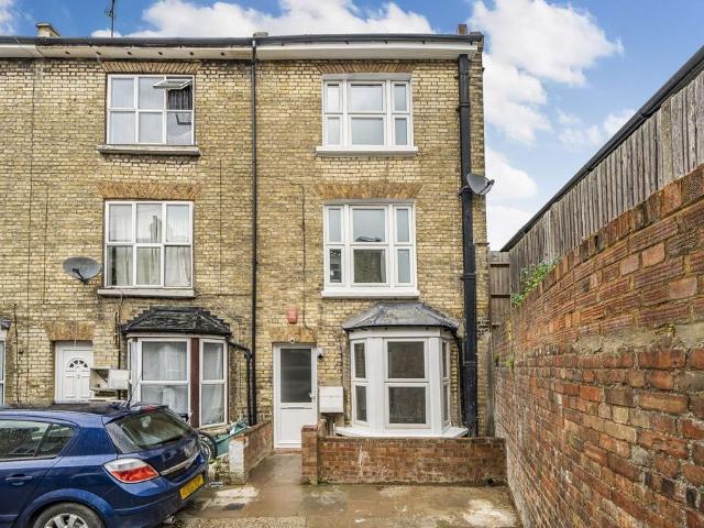 3 bedroom end of terrace house to rent