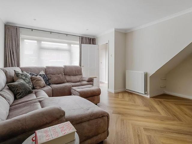 3 bedroom end of terrace house to rent