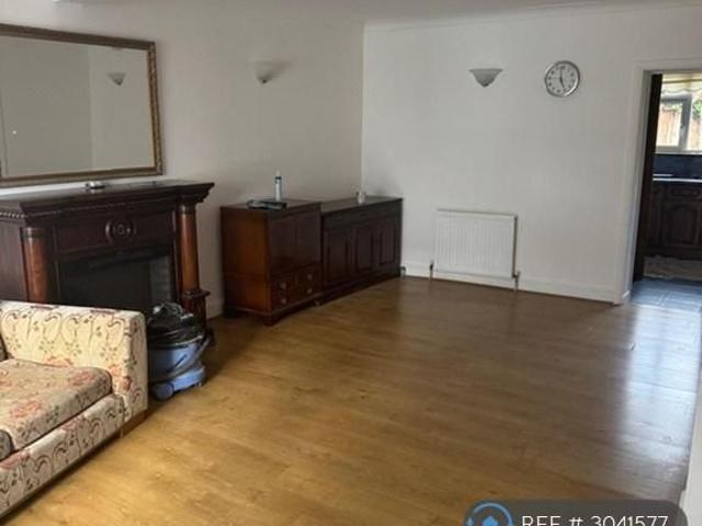 3 bedroom end of terrace house to rent