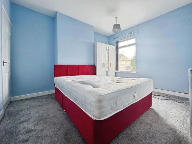3 bedroom end of terrace house to rent