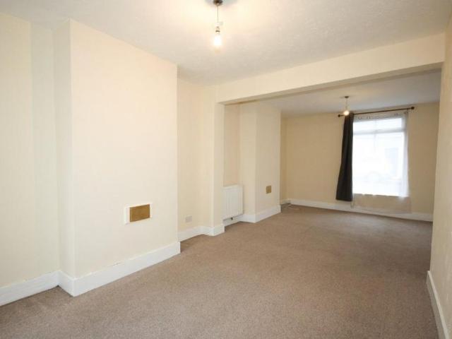 3 bedroom end of terrace house to rent