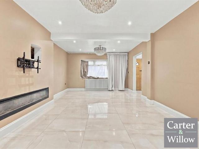 3 bedroom end of terrace house to rent