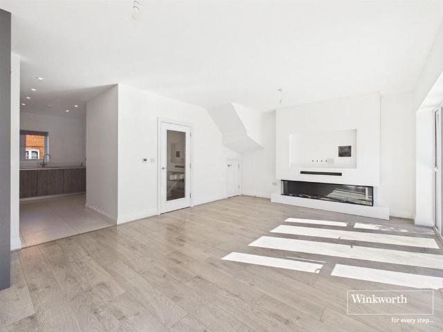 3 bedroom end of terrace house to rent