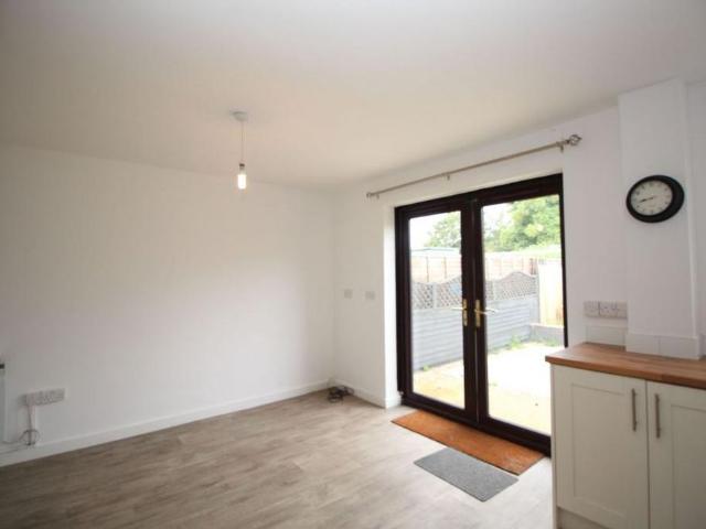 3 bedroom end of terrace house to rent