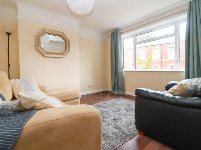 3 bedroom end of terrace house to rent