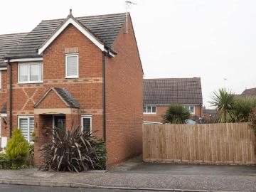 3 bedroom end of terrace house to rent