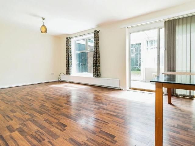 3 bedroom end of terrace house to rent