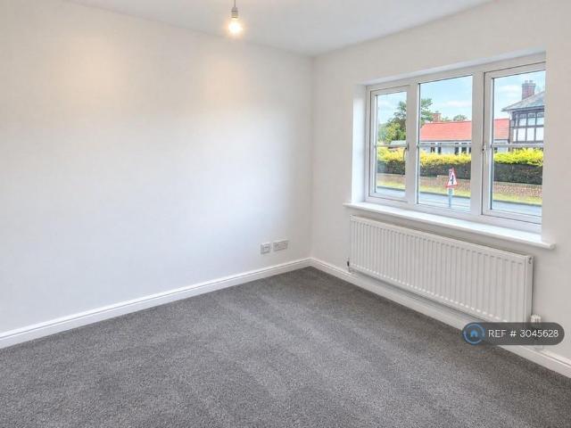 3 bedroom end of terrace house to rent