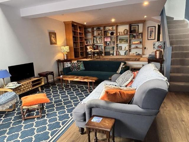 3 bedroom end of terrace house to rent