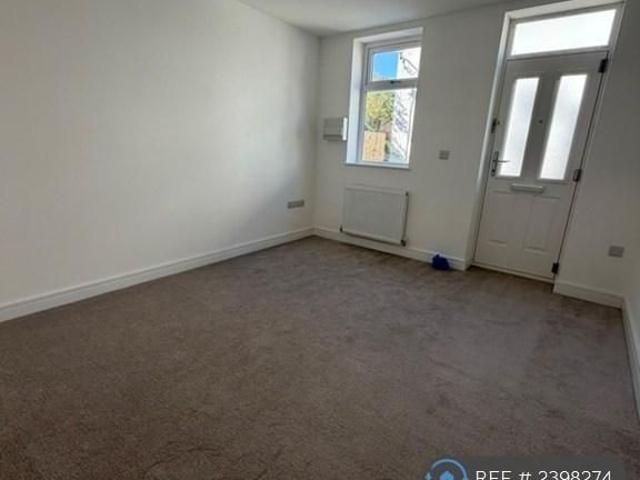 3 bedroom end of terrace house to rent