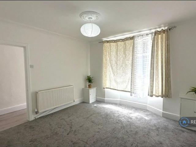 3 bedroom end of terrace house to rent