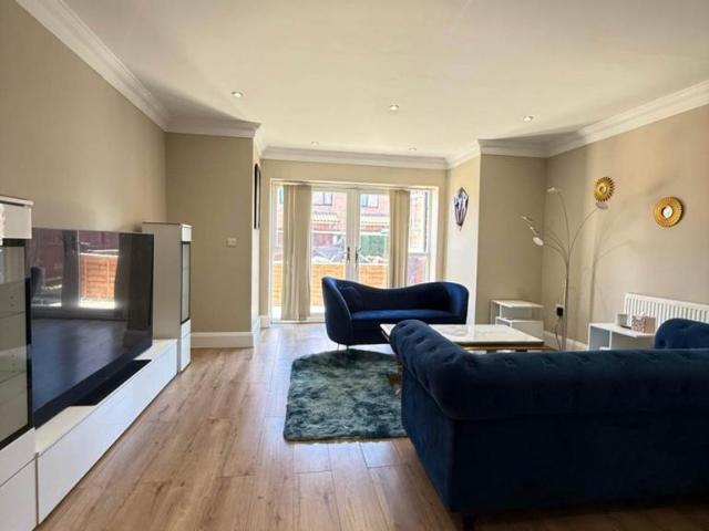 3 bedroom end of terrace house to rent