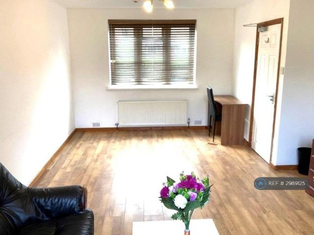 3 bedroom end of terrace house to rent