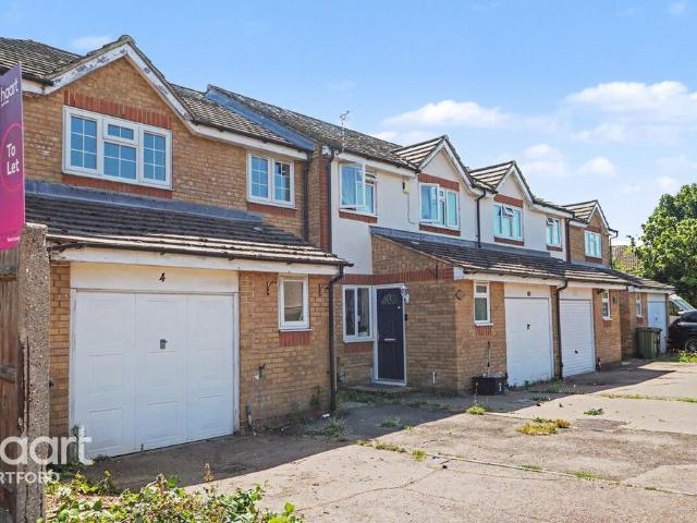 3 bedroom end of terrace house to rent
