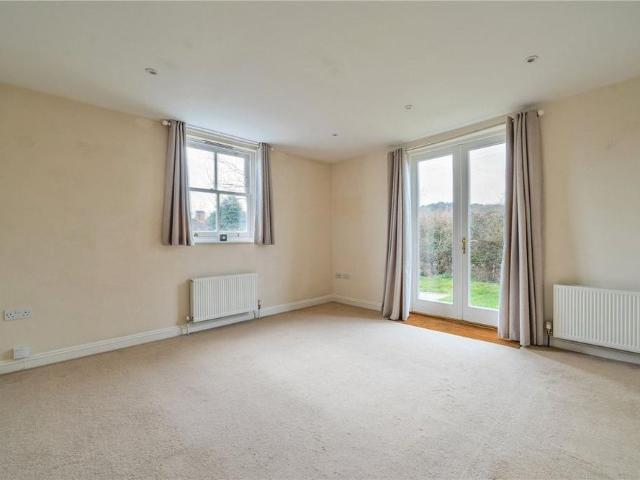 3 bedroom end of terrace house to rent