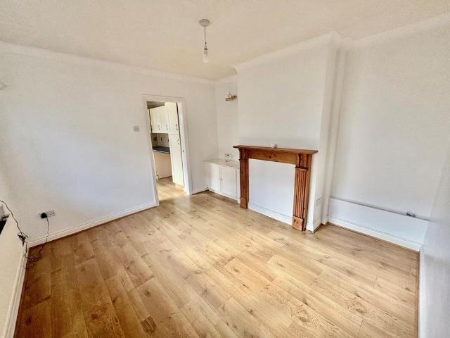 3 bedroom end of terrace house to rent