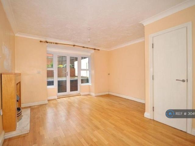 3 bedroom end of terrace house to rent