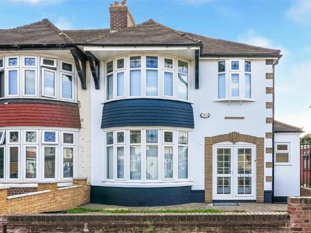 3 bedroom end of terrace house to rent
