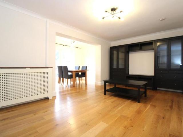 3 bedroom end of terrace house to rent