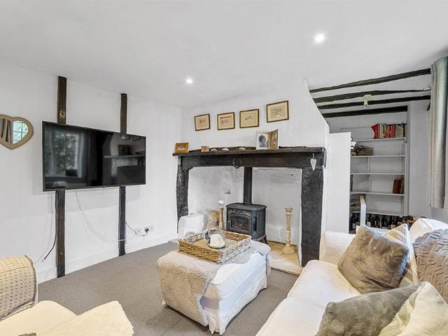 3 bedroom end of terrace house to rent