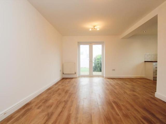 3 bedroom end of terrace house to rent