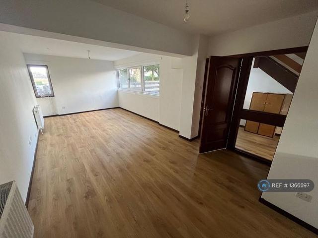 3 bedroom end of terrace house to rent