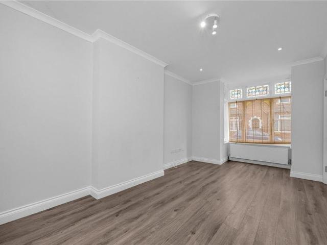 3 bedroom end of terrace house to rent