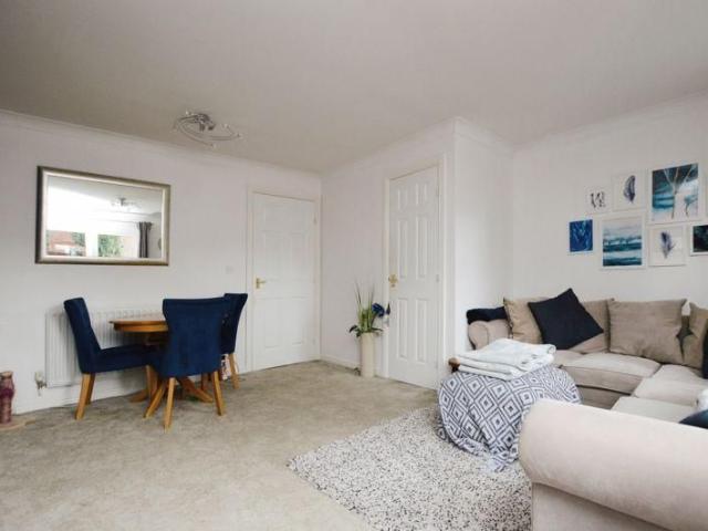 3 bedroom end of terrace house to rent