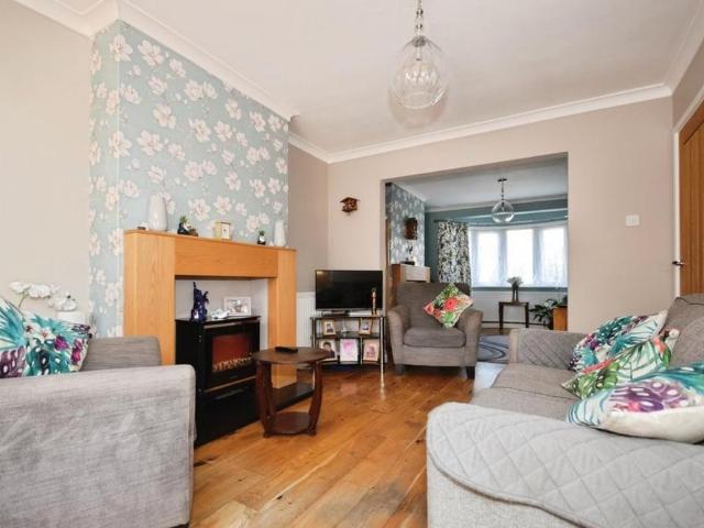 3 bedroom end of terrace house to rent