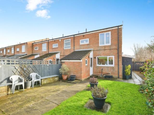 3 bedroom end of terrace house to rent