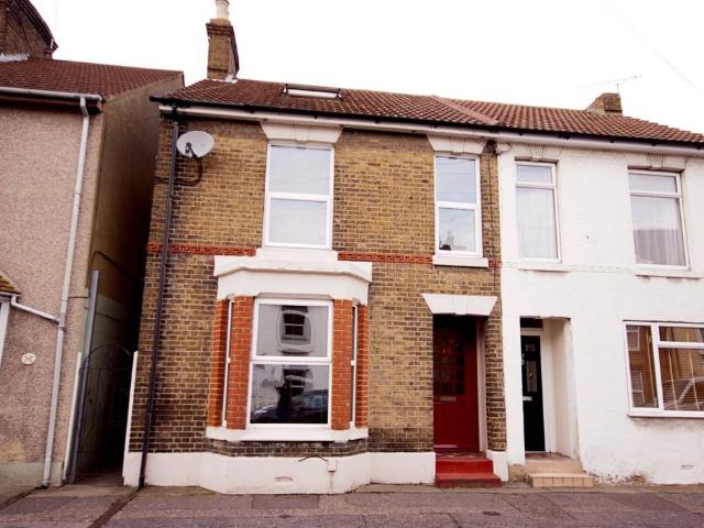 3 bedroom end of terrace house to rent