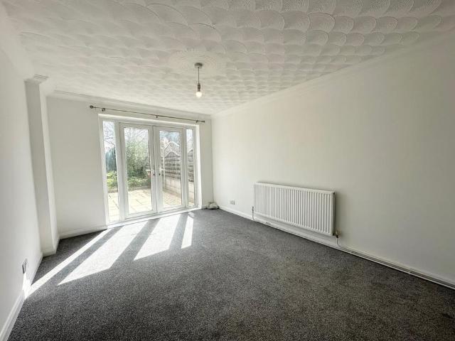 3 bedroom end of terrace house to rent