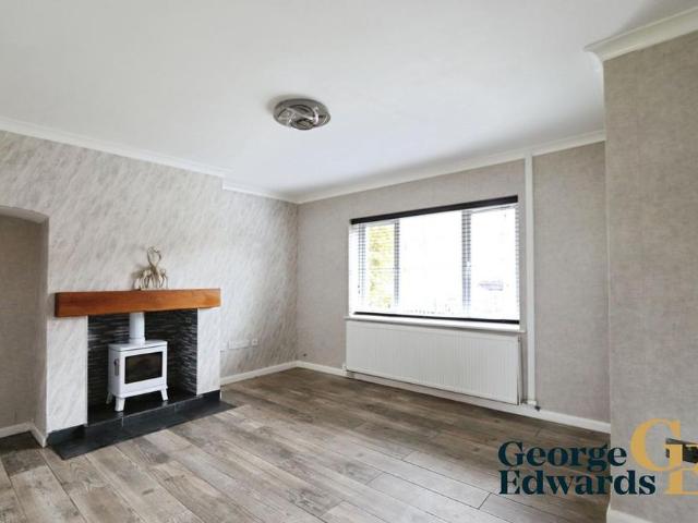 3 bedroom end of terrace house to rent