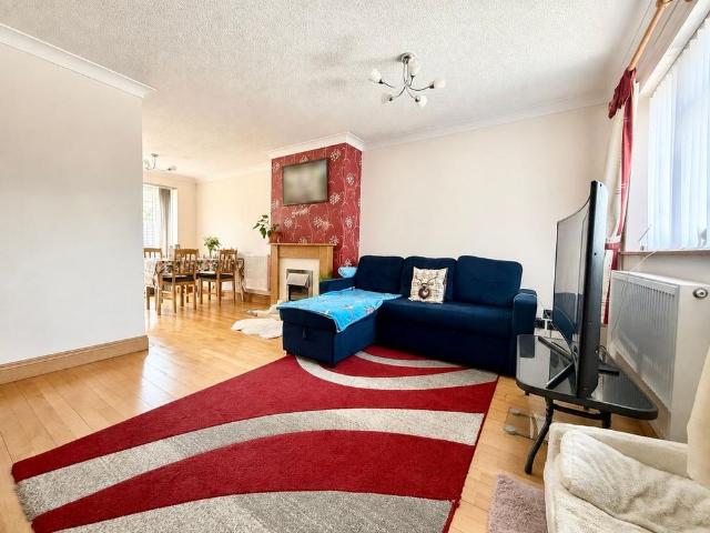 3 bedroom end of terrace house to rent