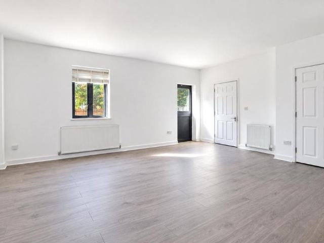 3 bedroom end of terrace house to rent