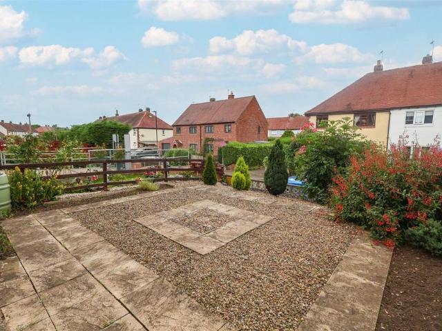 3 bedroom end of terrace house to rent