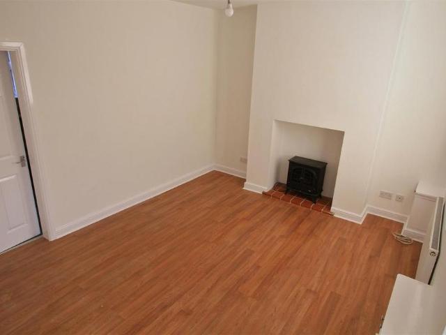 3 bedroom end of terrace house to rent