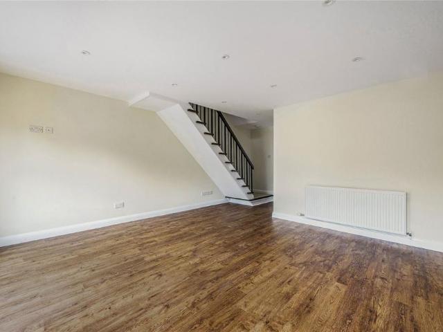 3 bedroom end of terrace house to rent