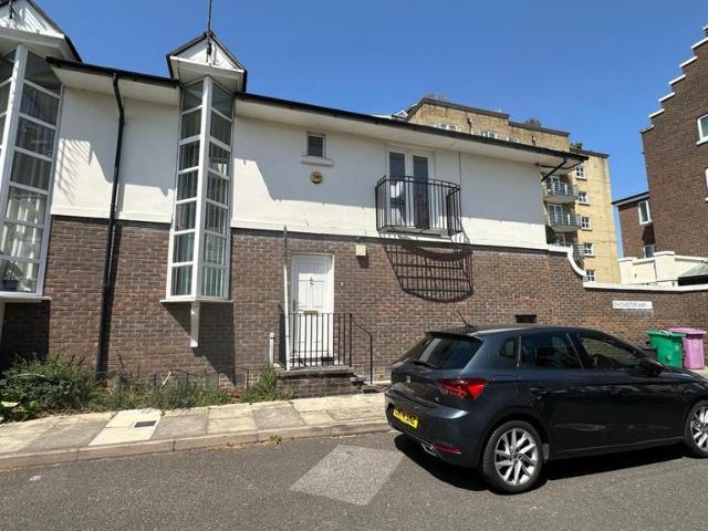 3 bedroom end of terrace house to rent