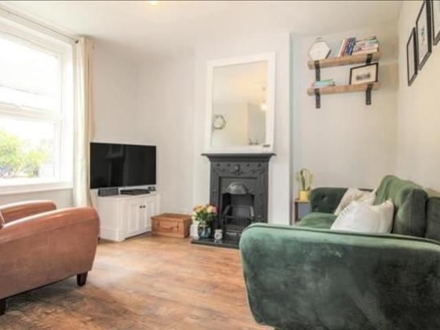 3 bedroom end of terrace house to rent