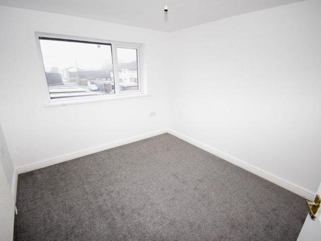 3 bedroom end of terrace house to rent